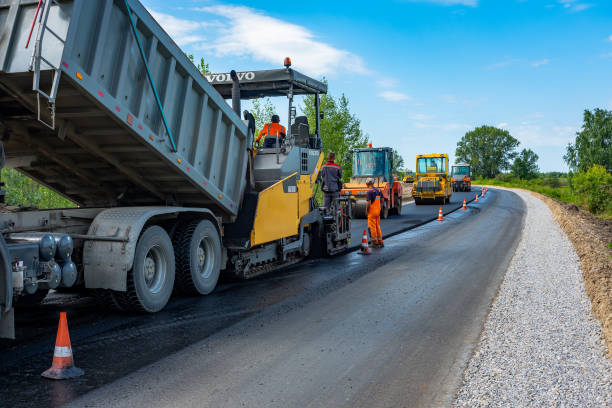 Road construction with paving equipment